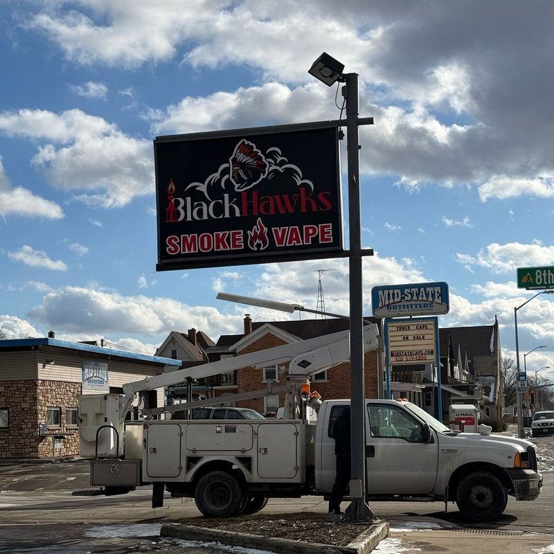 BlackHawks Smoke & Vape — Pylon Sign — Magic Sign Design Chicago